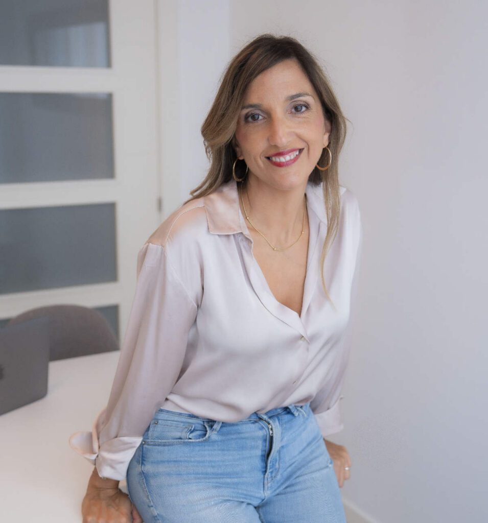 Sonia Sánchez, psicóloga, sonriendo en su despacho